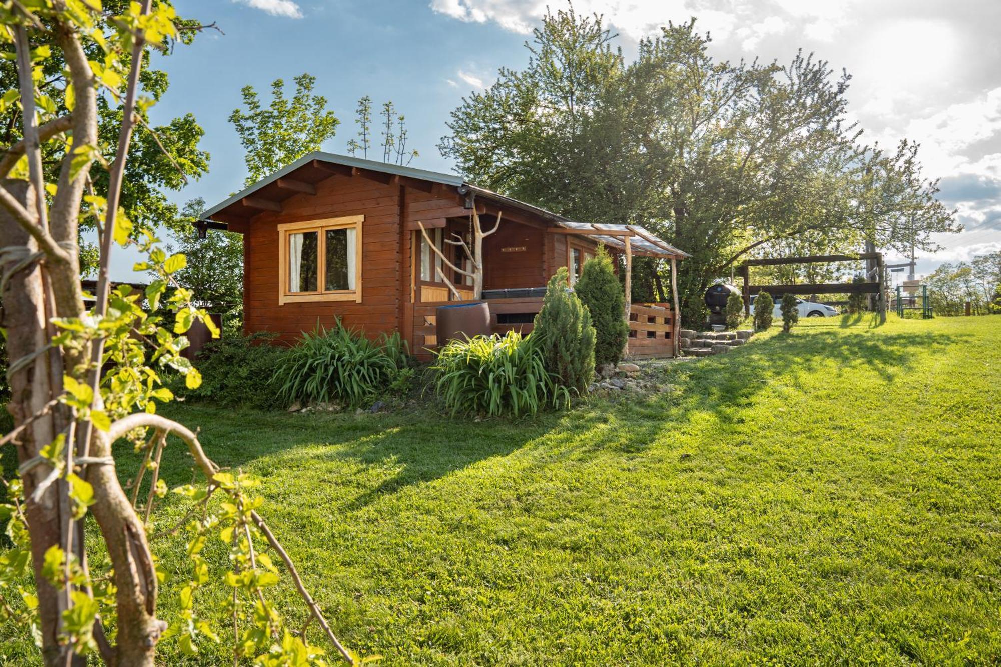 Villa Cozy Wood Hut On The Farm Trebivlice Exterior foto